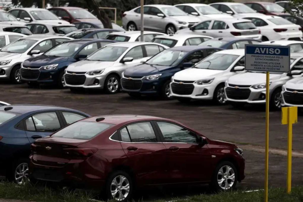 Com nova lei, brasileiros com 60 anos ou mais podem ter direito de comprar carro com até 50% de desconto