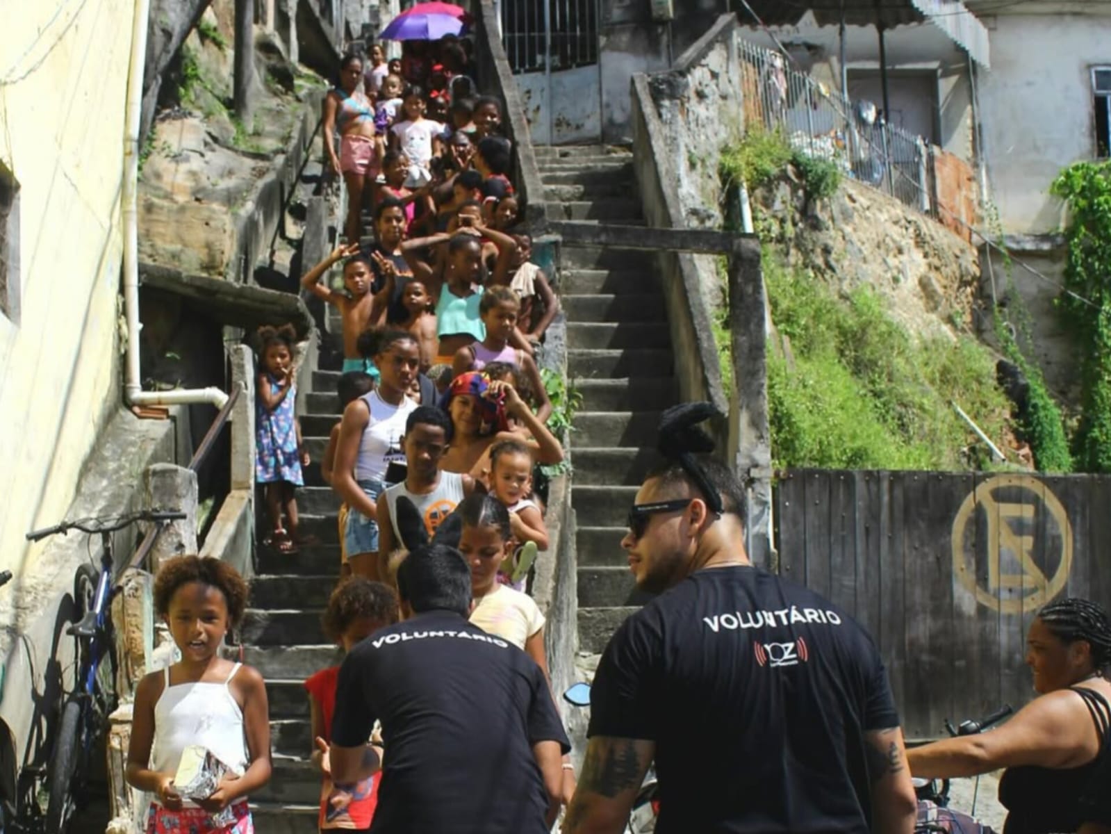 Ação de Páscoa distribui 7 mil chocolates a crianças em favelas do Rio