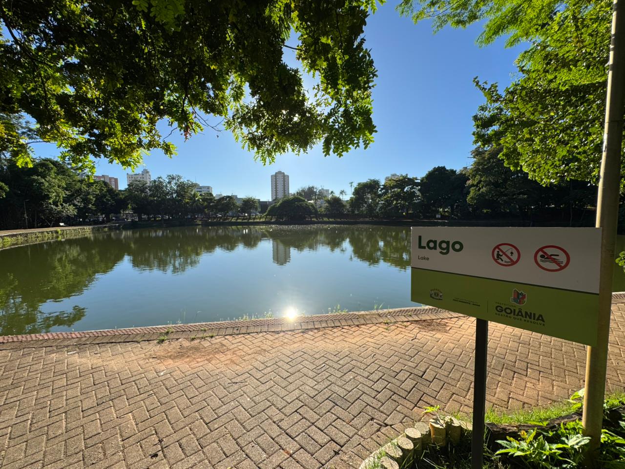 Prefeitura orienta a população sobre a proibição de nadar nos lagos dos parques.