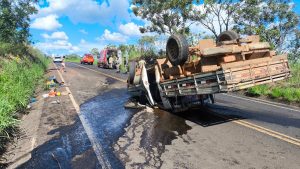 homem capota caminhonete na GO-506