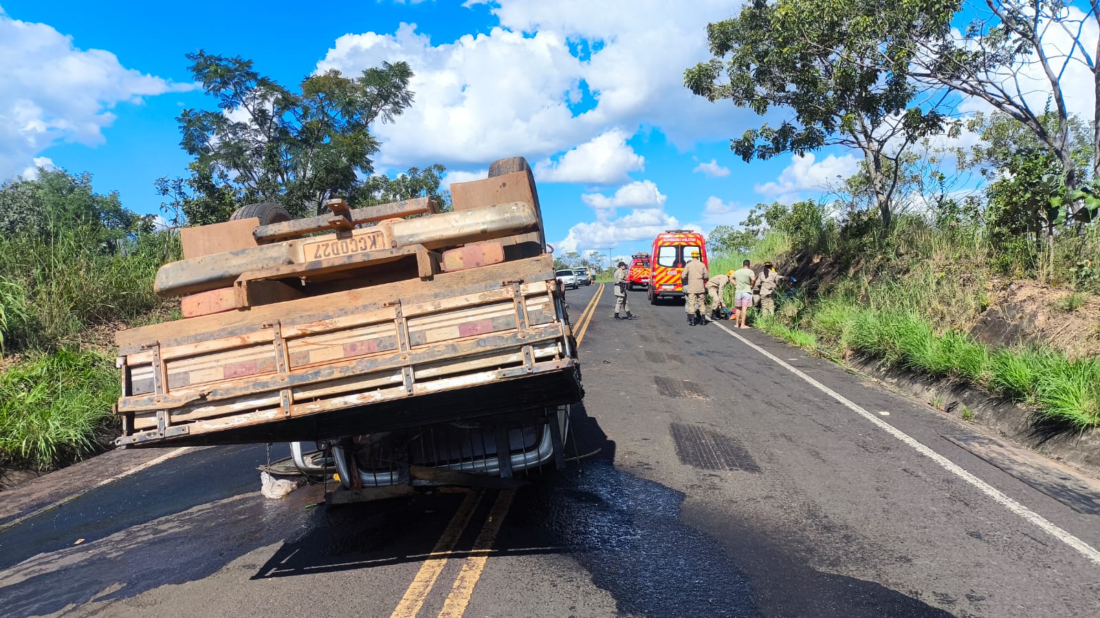 homem capota caminhonete na GO-506