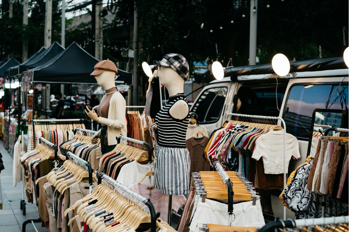 onde comprar roupas para usar ou revender