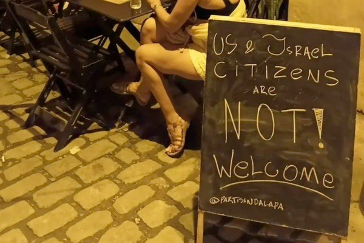 Bar no RJ é multado por placa proibindo entrada de americanos e israelenses