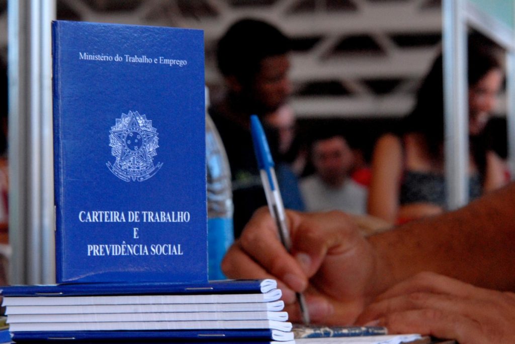 Quanto custa por mês um funcionário de carteira assinada que recebe 1 salário mínimo, segundo especialista