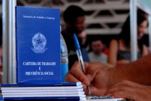 Quanto custa por mês um funcionário de carteira assinada que recebe 1 salário mínimo, segundo especialista