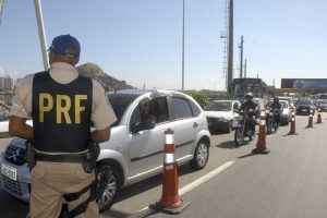 Advogado explica: Waze aberto na blitz pode dar multa ou não para os motoristas?