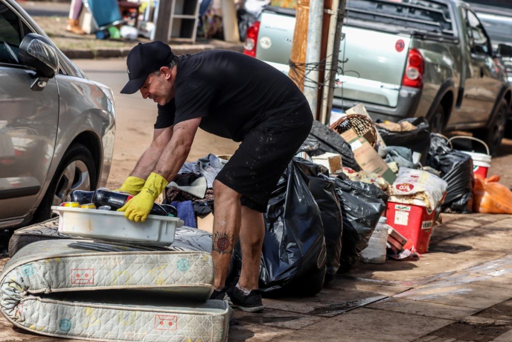 Advogado explica: quem lava banheiro e precisa retirar lixo pode ter direito a receber mais de R$ 15 mil em indenização