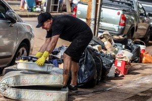 Advogado explica: quem lava banheiro e precisa retirar lixo pode ter direito a receber mais de R$ 15 mil em indenização