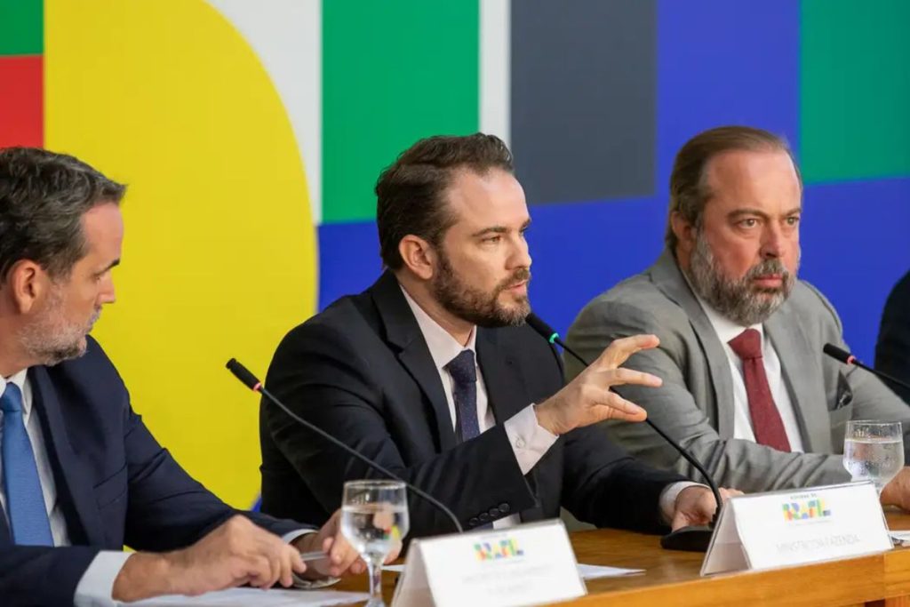 Governo eleva imposto do cigarro para bancar querosene e biodiesel