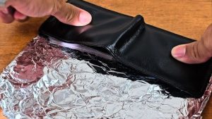 ⁠Embrulhar cartão de crédito em papel alumínio: para que serve e por que ajuda a evitar fraudes