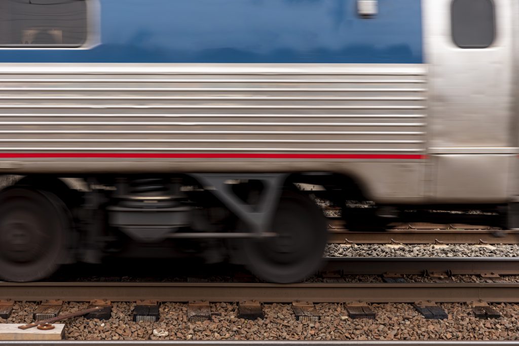 A função das pedras nos trilhos vai muito além do que parece: elas são essenciais para evitar descarrilamentos e garantir a segurança ferroviária