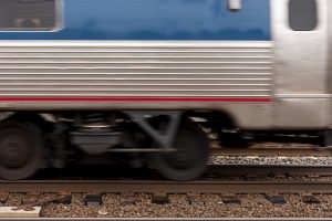 A função das pedras nos trilhos vai muito além do que parece: elas são essenciais para evitar descarrilamentos e garantir a segurança ferroviária