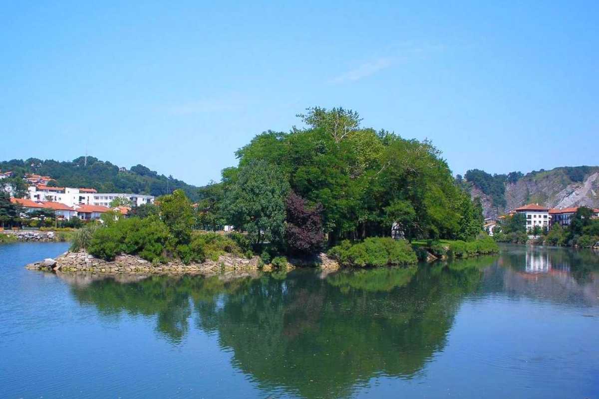 A ilha que muda de país a cada 6 meses, não exige mudança e tem leis diferentes ao longo do ano