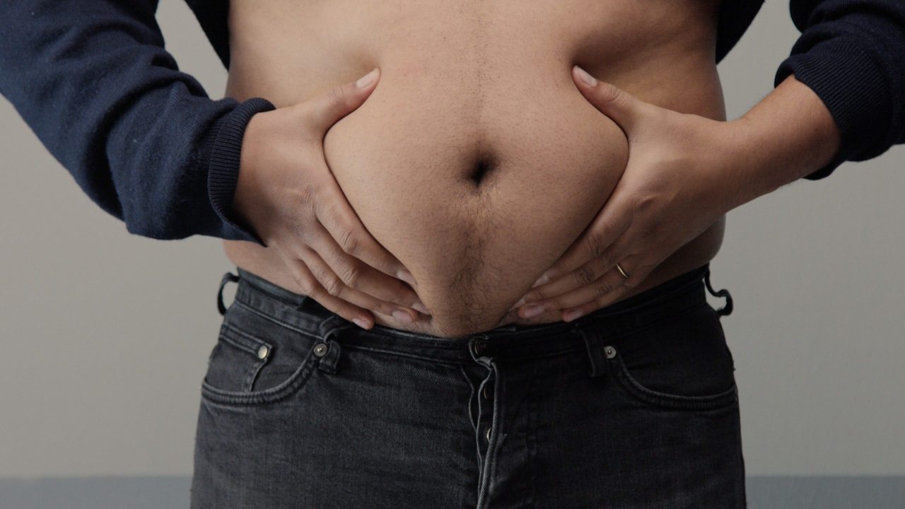 A gordura abdominal, especialmente a visceral, exige hábitos consistentes para ser reduzida com saúde e eficiência