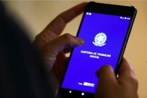 Governo confirma Pix de até R$ 1621 na conta de quem trabalhou de carteira assinada em 2024