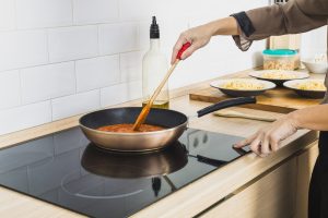 O fim de uma era nas cozinhas modernas ganha força com a substituição do fogão a gás por tecnologias mais seguras e eficientes