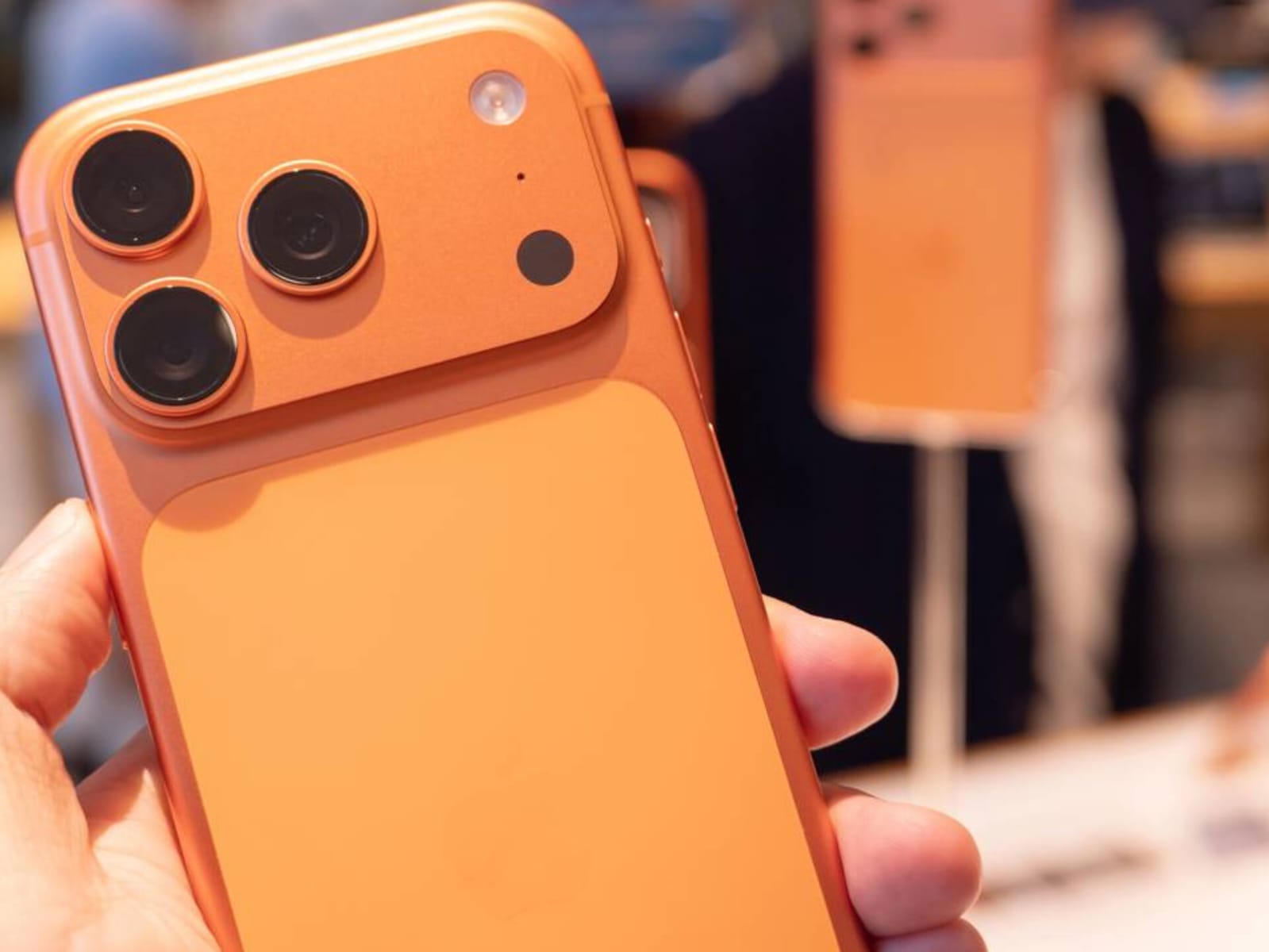 Leilão da Receita tem iPhone 17 por R$ 4.600 e guitarra Fender por R$ 500