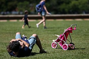 Frase do dia: 'Os filhos aprendem muito mais com a forma como os pais vivem do que com o que eles dizem'
