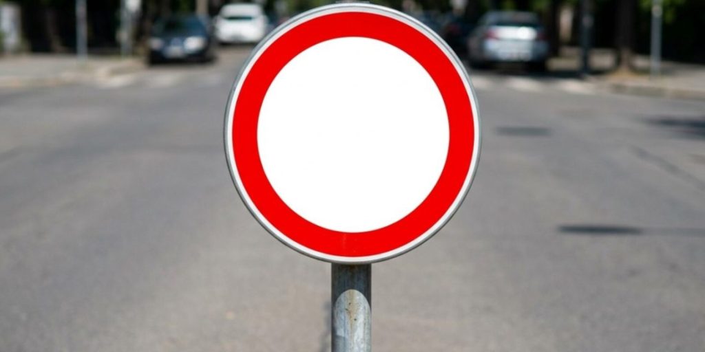 Placa de trânsito com círculo vermelho e fundo branco: o que significa e por que é tão importante