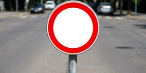 Placa de trânsito com círculo vermelho e fundo branco: o que significa e por que é tão importante