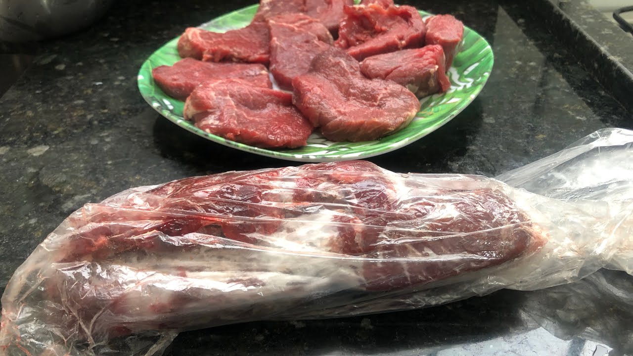 Não é o micro-ondas, nem a água quente: a técnica para descongelar carne em poucos minutos