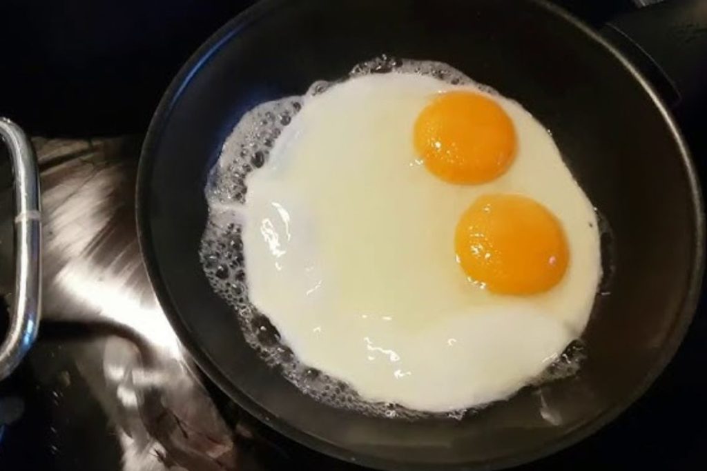 segredo para fritar ovo sem grudar na panela