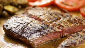 Descubra as 3 melhores carnes para churrasco segundo especialistas e veja como escolher cortes mais suculentos e saborosos.