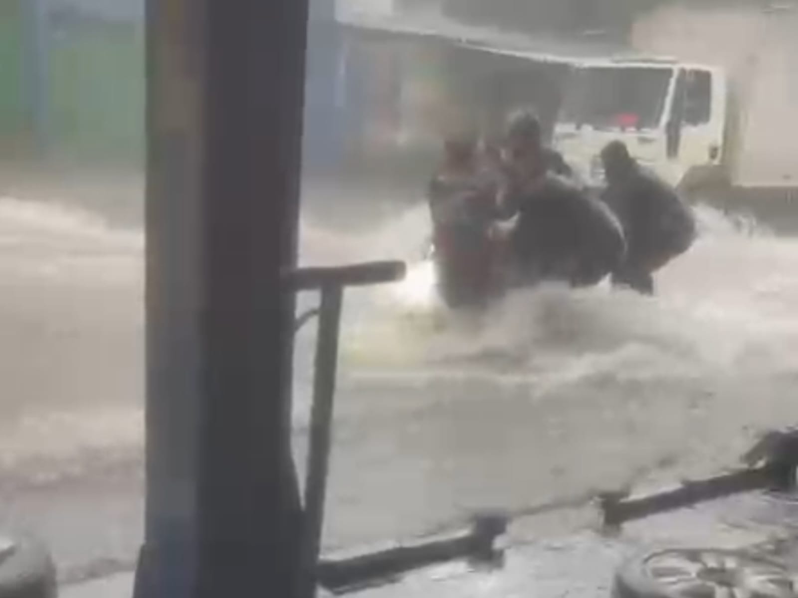 “Cena de filme”: imagens mostram motociclista sendo arrastado por enxurrada durante tempestade de quase 100 mm em Goiânia