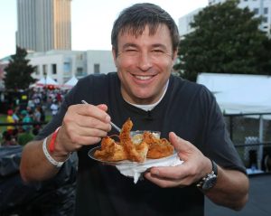 De frango frito a R$ 85 bilhões: conheça o empresário que transformou um negócio simples em um império bilionário