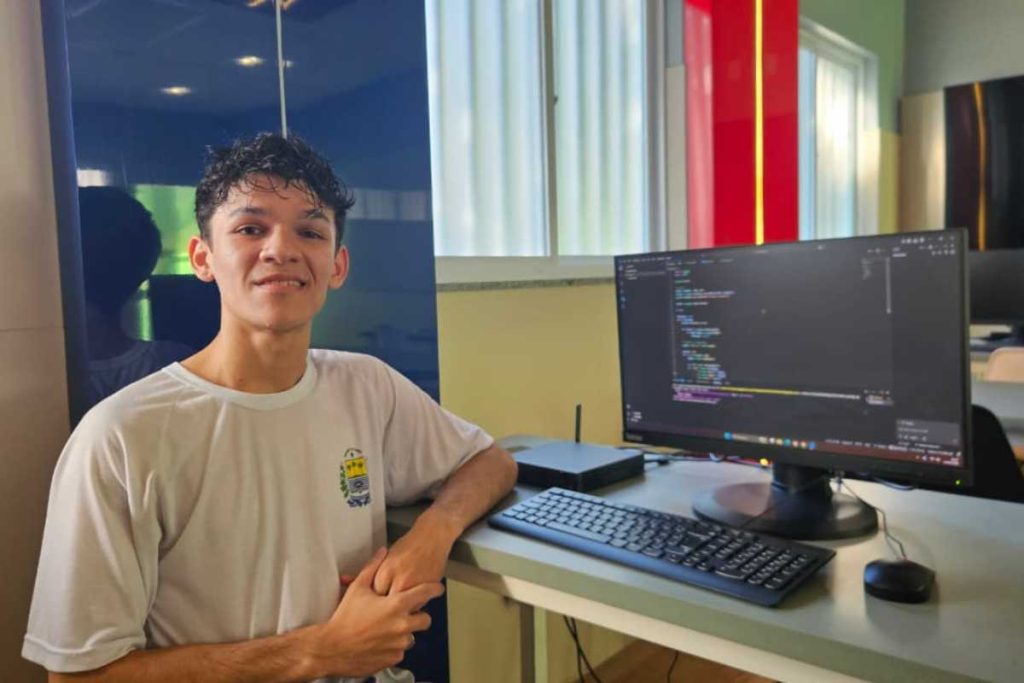Aos 18 anos e ainda no Ensino Médio, aluno de escola pública vira professor de programação em multinacional