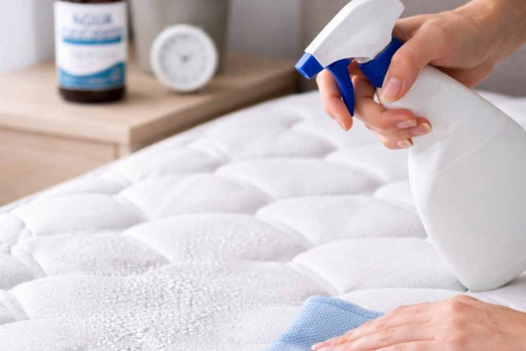 Borrifar água oxigenada no colchão