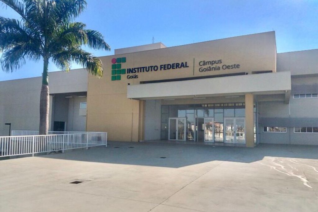 IFG e IF Goiano publicam edital para professores com salários de até R$ 8 mil