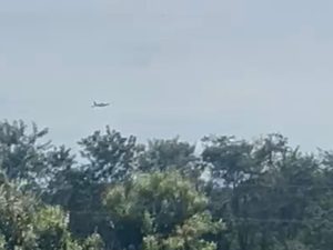 Queda do avião foi registrada por populares. (Foto: Reprodução)