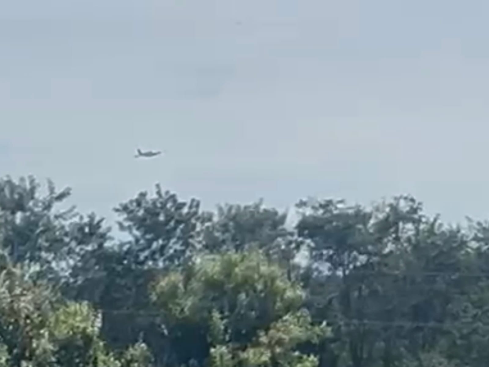 Queda do avião foi registrada por populares. (Foto: Reprodução)