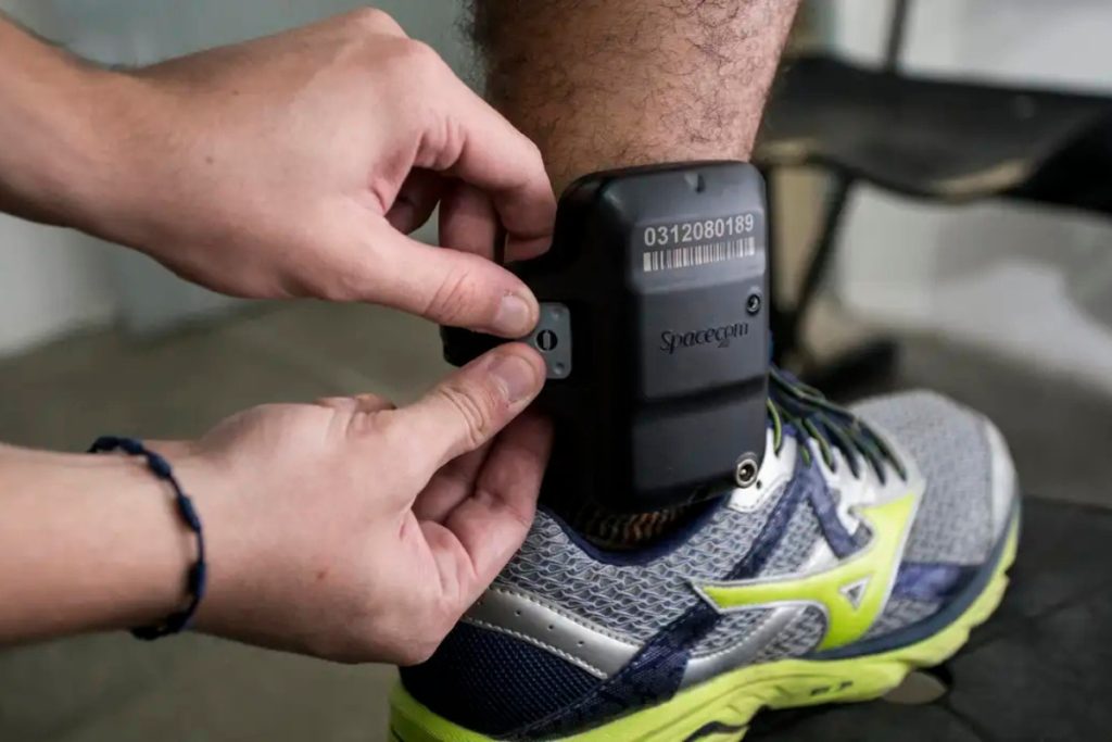 Empresa demite funcionário que usava tornozeleira e acaba condenada a pagar R$ 8 mil por danos morais