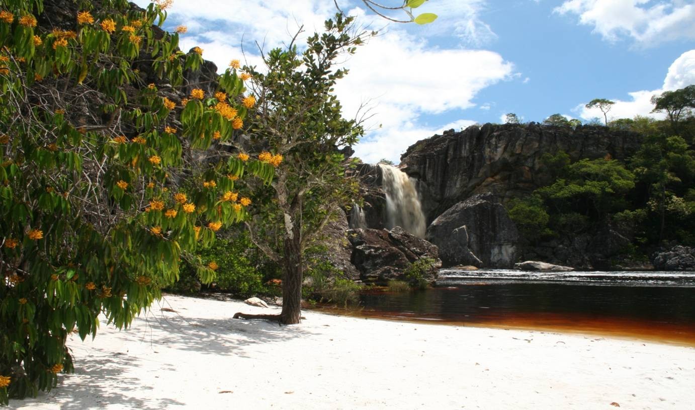 Conheça a praia de Minas Gerais com areia branca, água preta e doce