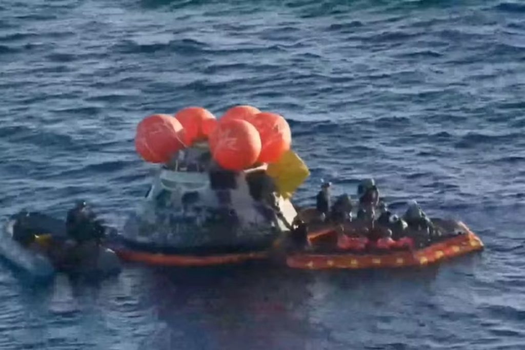 Astronautas da missão Artemis 2 deixam cápsula após retorno à Terra