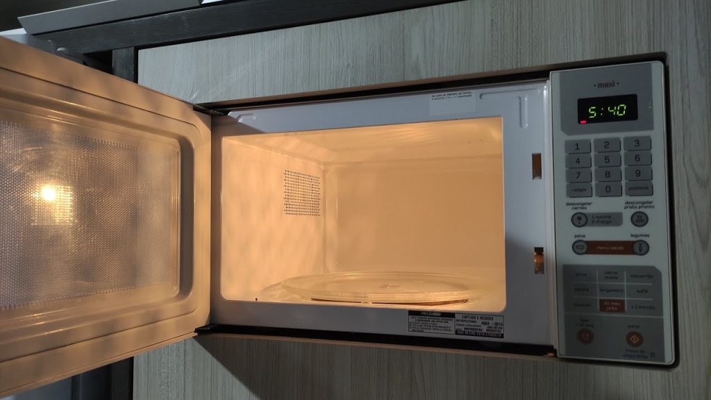 Veja por que esquentar água ou leite no micro-ondas pode ser perigoso e como evitar acidentes com dicas simples.