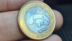 Veja qual moeda de 1 real pode valer muito mais e como identificar modelos raros que interessam a colecionadores.