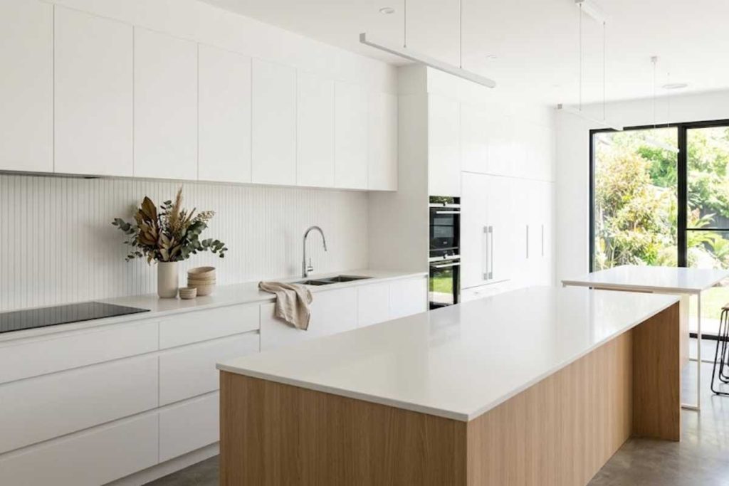 Adeus aos eletrodomésticos na bancada: nova tendência é mais elegante e prática