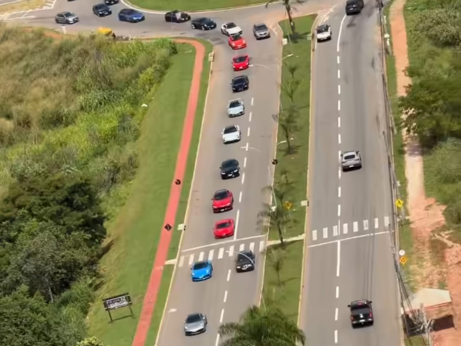 Desfile de carros de luxo chama atenção em Goiânia: “sabor roça”