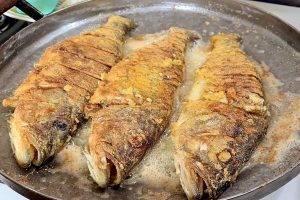 gotas de suco de limão na panela antes de fazer peixe?