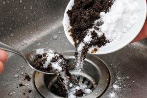 Despejar borra de café com bicarbonato nos ralos