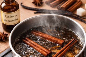 Ferver essência de baunilha com paus de canela