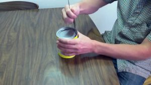 Veja como abrir lata sem abridor usando uma colher com segurança e praticidade em um truque simples para o dia a dia.