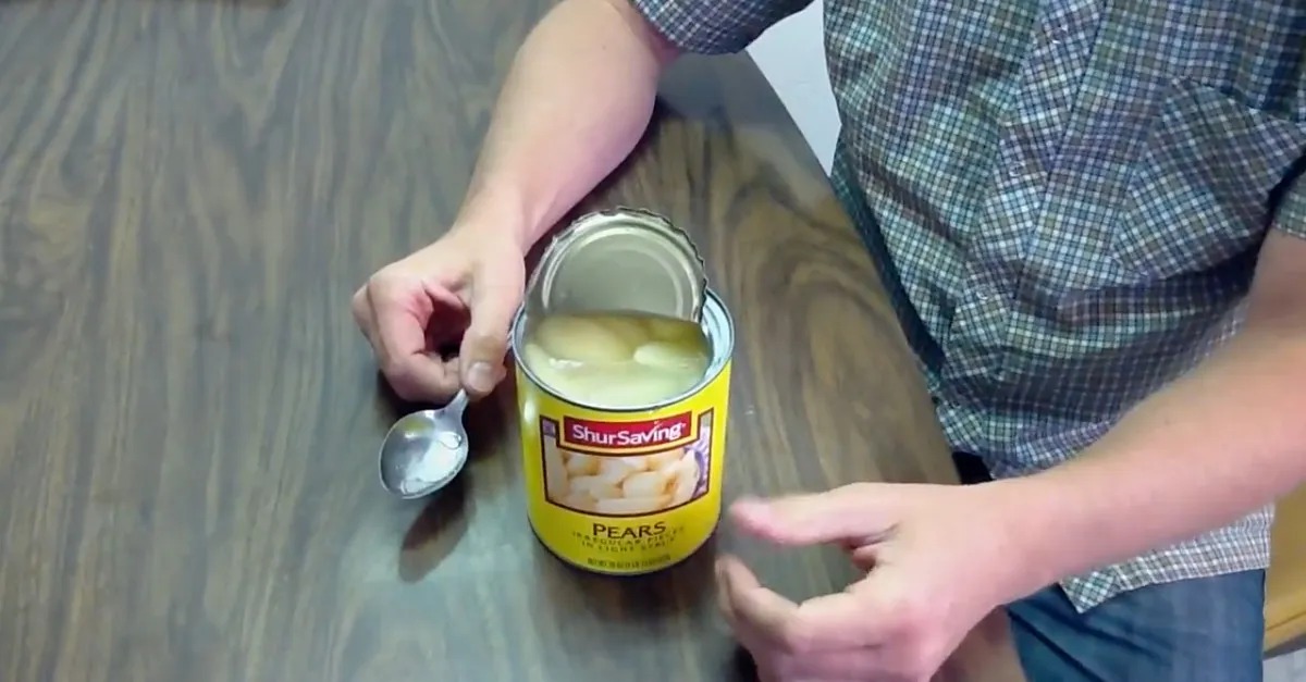 Veja como abrir lata sem abridor usando uma colher com segurança e praticidade em um truque simples para o dia a dia.