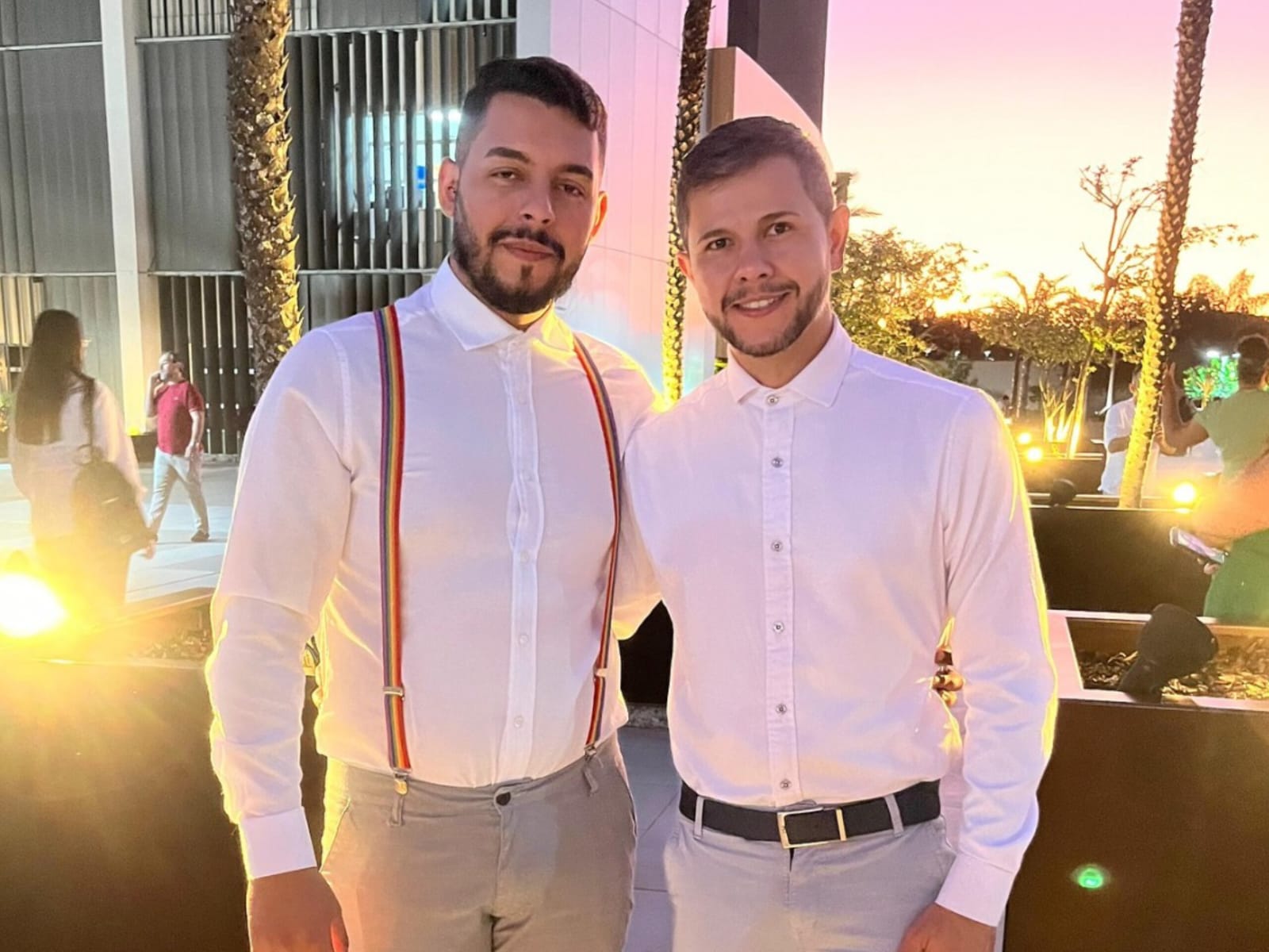 Lucas ao lado do marido. (Foto: Redes Sociais)