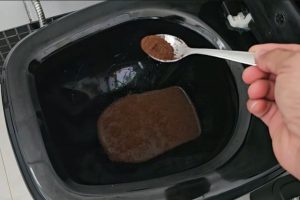 Veja para que serve jogar borra de café no vaso sanitário e por que esse truque caseiro ajuda a reduzir odores no banheiro.