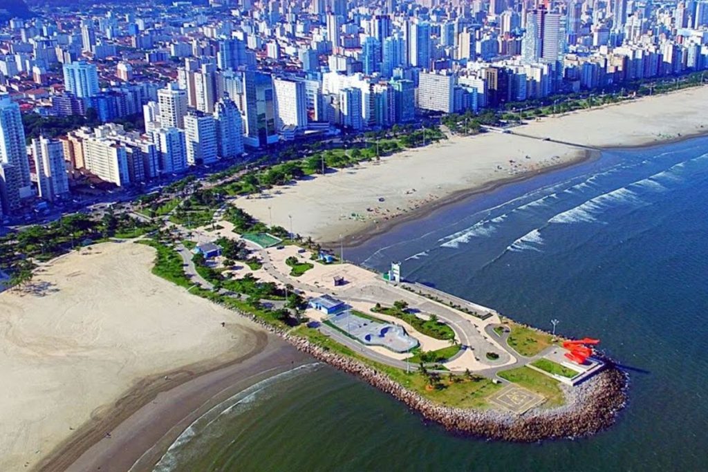 Santos enfrenta avanço do mar, alagamentos e prédios tortos enquanto busca soluções com investimento de R$ 200 milhões.