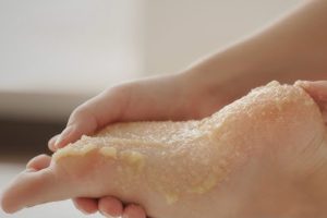 Veja por que a mistura de açúcar e limão nos pés ajuda a reduzir odores, suavizar a pele e deixar a região mais macia.